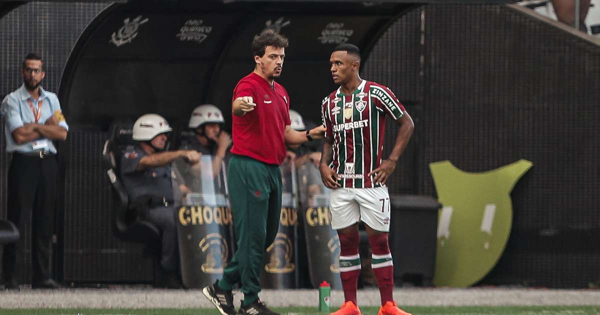 Cruzeiro negocia contratação de atacante do Arsenal para reforçar equipe.