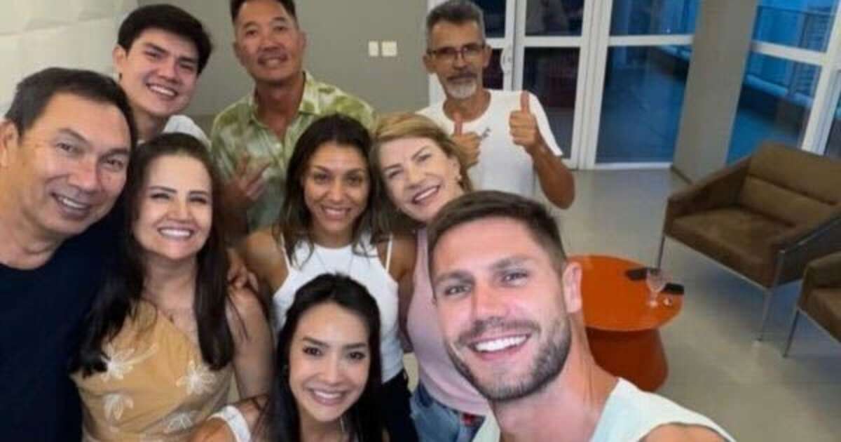 Ex-BBB Jonas vive novo romance e celebra Natal com as famílias; conheça ...