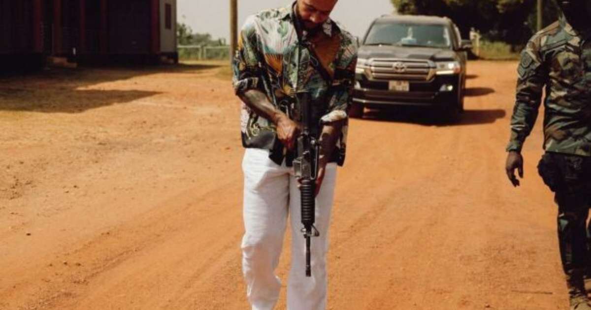 MEMPHIS DEPAY EM GANA! Atacante do Corinthians visita batalhão militar e compartilha momentos inusitados!