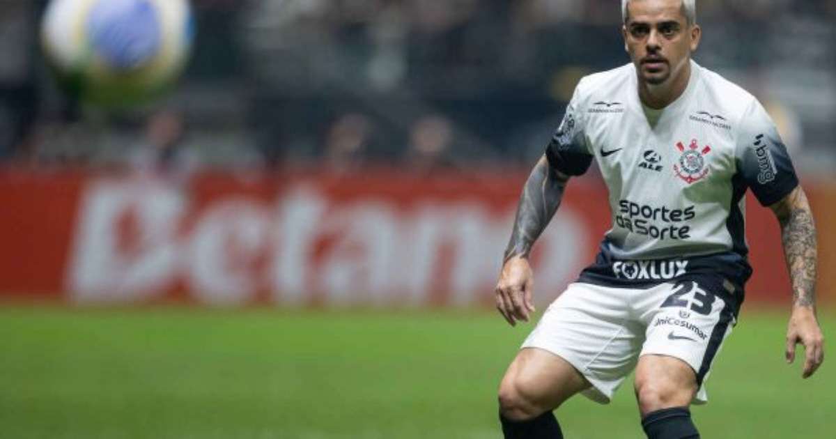 Cruzeiro encaminha contratação de lateral Fagner para reforçar equipe no campo.