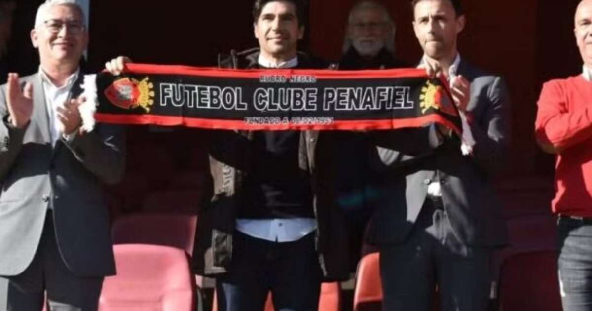 Palmeiras: Abel Ferreira prestigia clube formador em Portugal durante jogo.