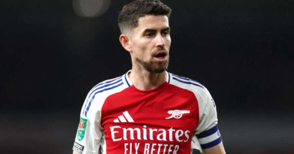 Flamengo negocia contratação de Jorginho, volante do Arsenal, para reforçar elenco.