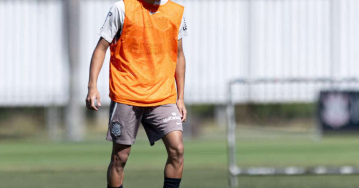 Corinthians promove meia da Copinha à lista principal do Paulista.