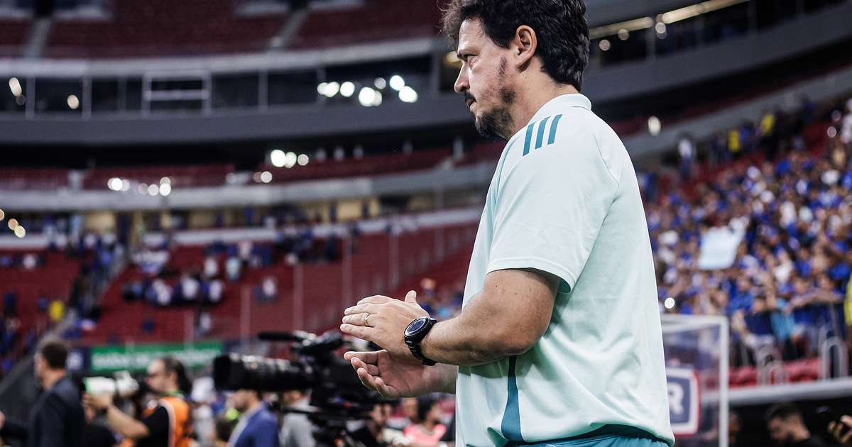 Fernando Diniz destaca importância das vitórias para convencer torcedores no futebol.