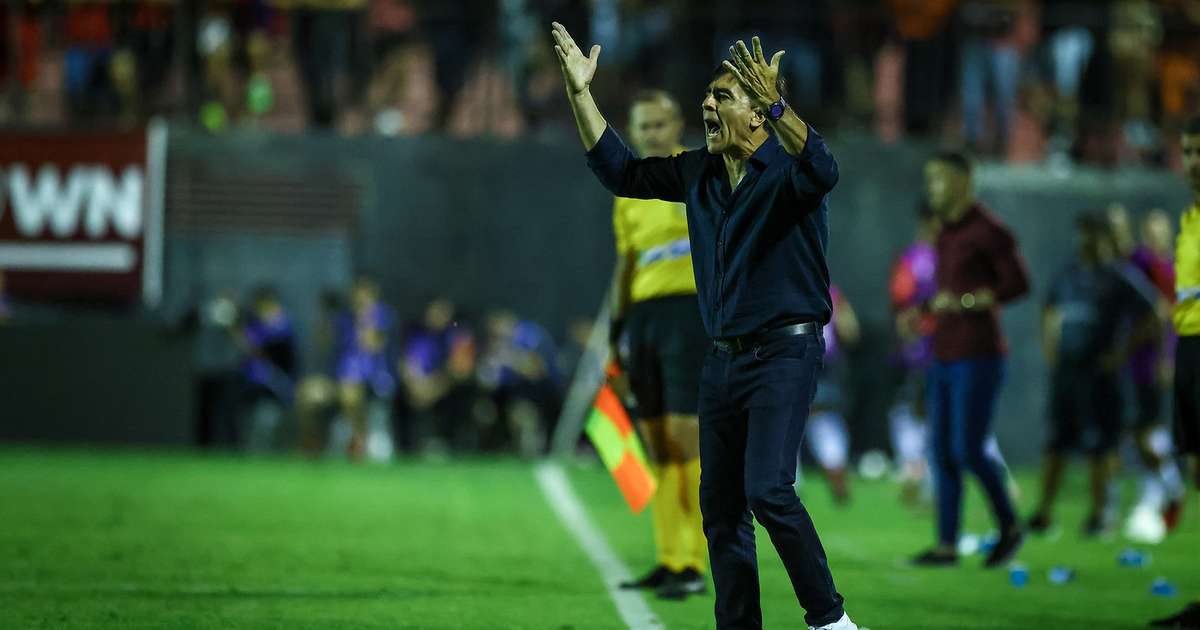 Reforços essenciais: Quinteros destaca urgência em contratações no Grêmio