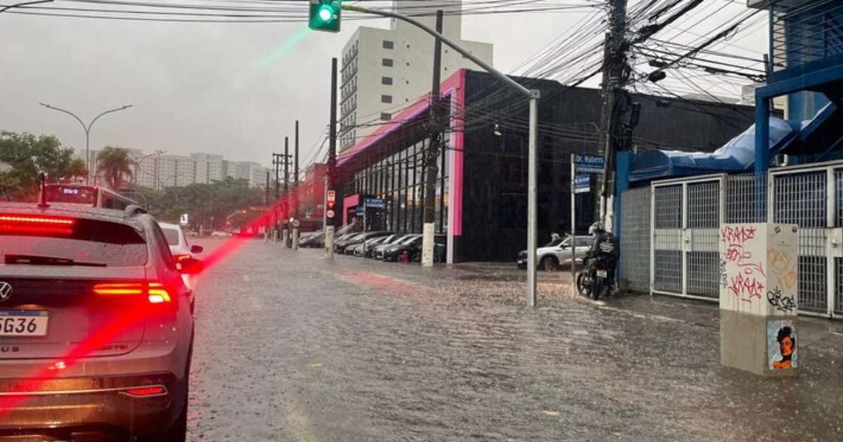 Chuva em SP alaga ruas, estações de metrô; parte de teto de shopping desaba