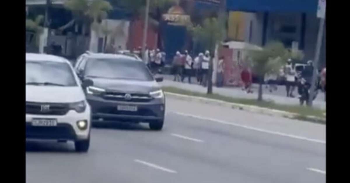 Confronto entre Torcedores de São Paulo e Corinthians antes do Clássico