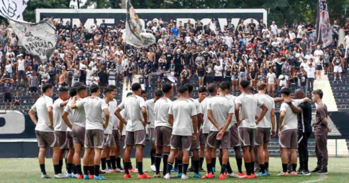 Promoção de 11 jogadores da base reforça elenco principal do Corinthians.