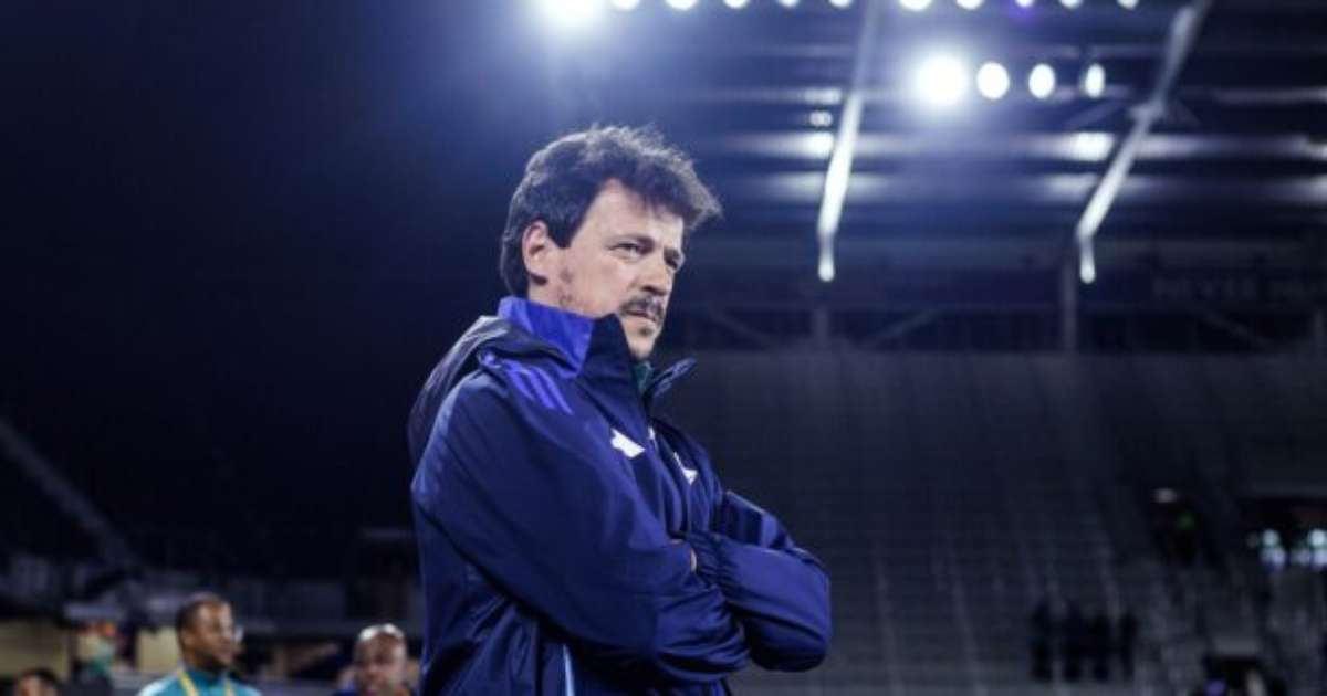 Cruzeiro demite técnico Fernando Diniz após resultados insatisfatórios.