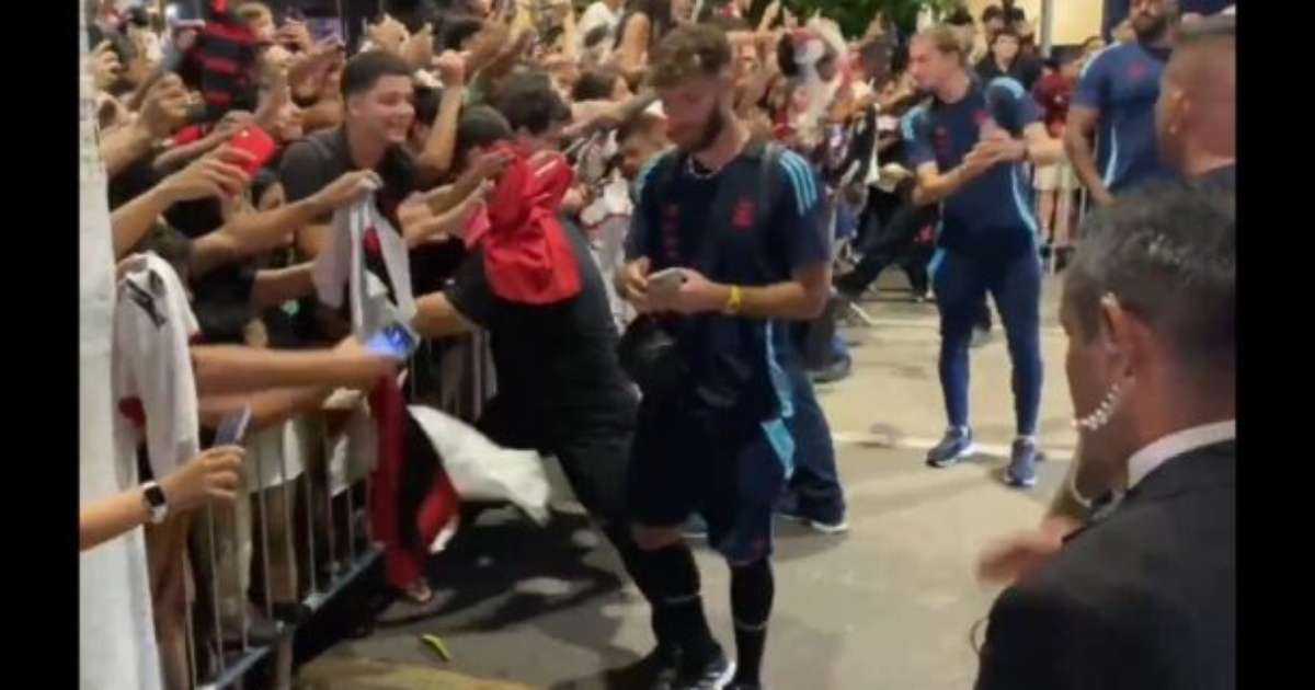 Flamengo é recebido com festa da torcida em Belém antes do jogo.