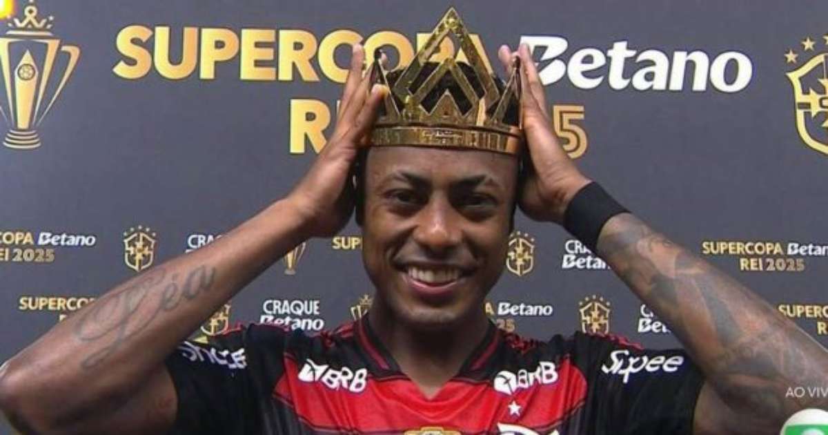Bruno Henrique brilhou na Supercopa e celebra título como se fosse o primeiro.