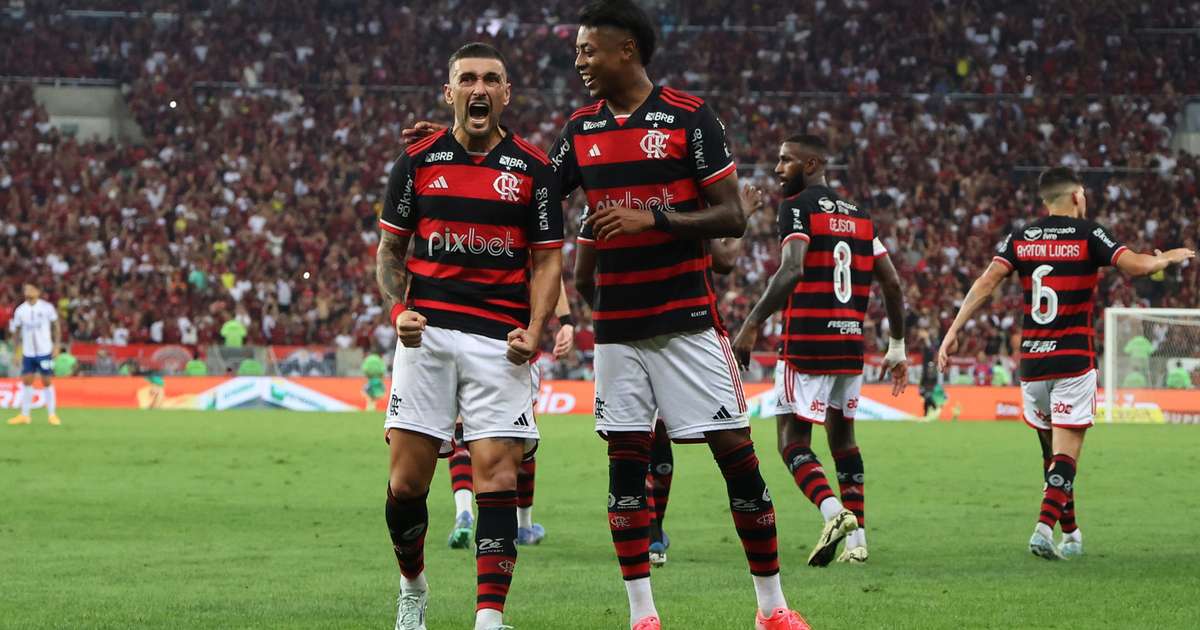 Arrascaeta e Bruno Henrique: maiores campeões da história do Flamengo.