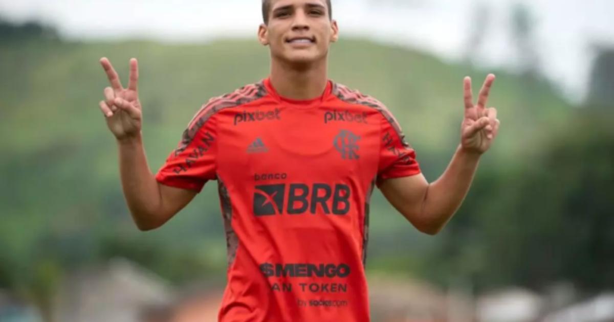 Flamengo rescinde contrato com Thiaguinho: decisão profissional do clube carioca.