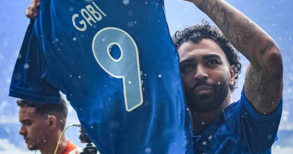 Inédita camisa de hat-trick de Gabigol no Cruzeiro é leiloada.