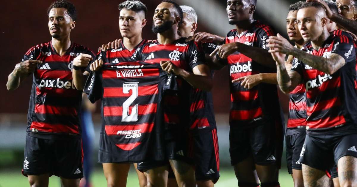 Juninho presta homenagem a Varela após marcar seu primeiro gol.