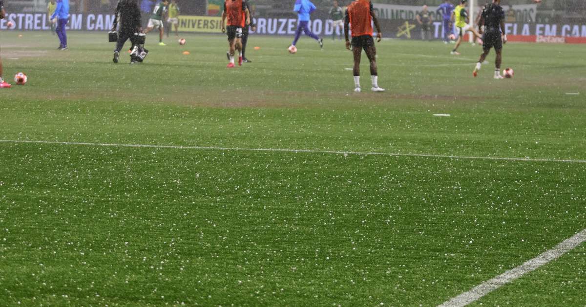 Atraso devido à chuva adia início do clássico entre Palmeiras e Corinthians.