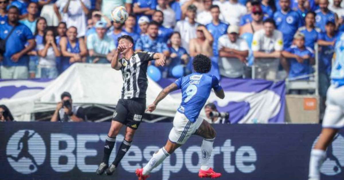 Gabigol é expulso após deixar cotovelo no rosto de Lyanco no clássico.