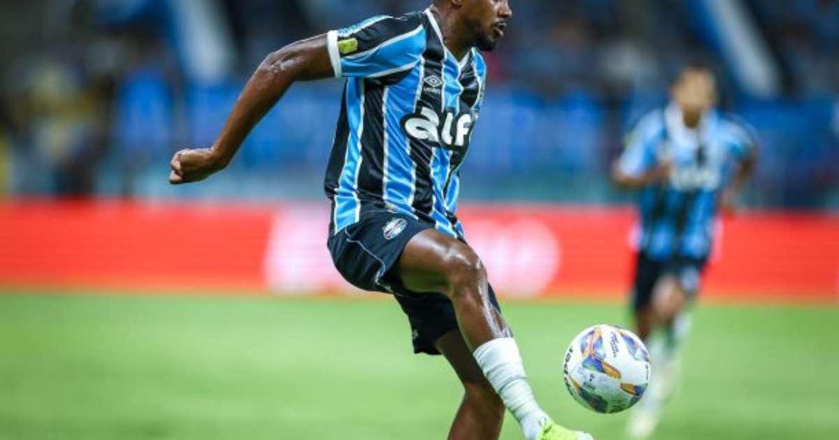 Edenílson menciona cobrança de Quinteros após vitória do Grêmio.