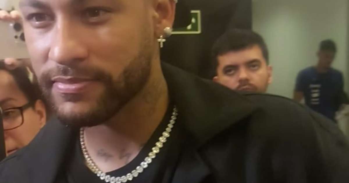 Memphis e Augusto Melo vão ao vestiário do Santos encontrar Neymar após ...