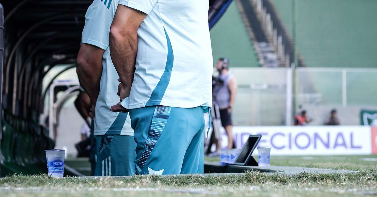 Recuperação de jogadores é prioridade de Jardim durante parada no futebol.