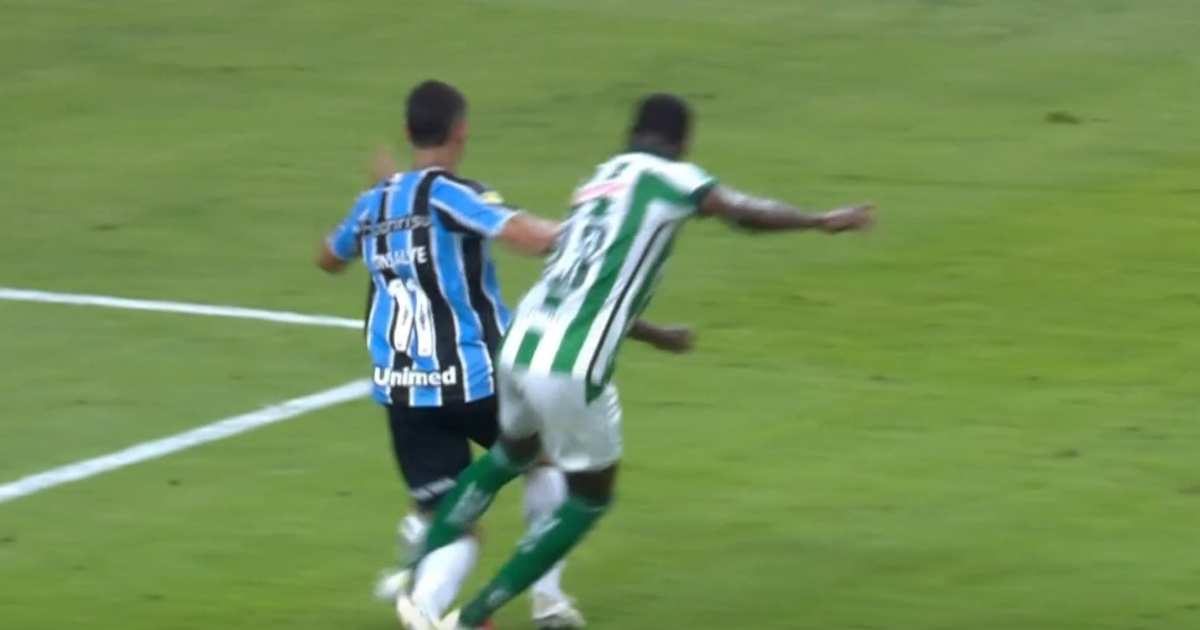 Grêmio pede por arbitragem justa após reclamação de pênalti não marcado.