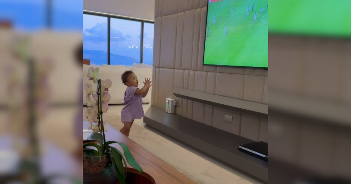 Filha de Neymar, Mavie, de 1 ano, comemora gol olímpico marcado pelo pai pelo Santos