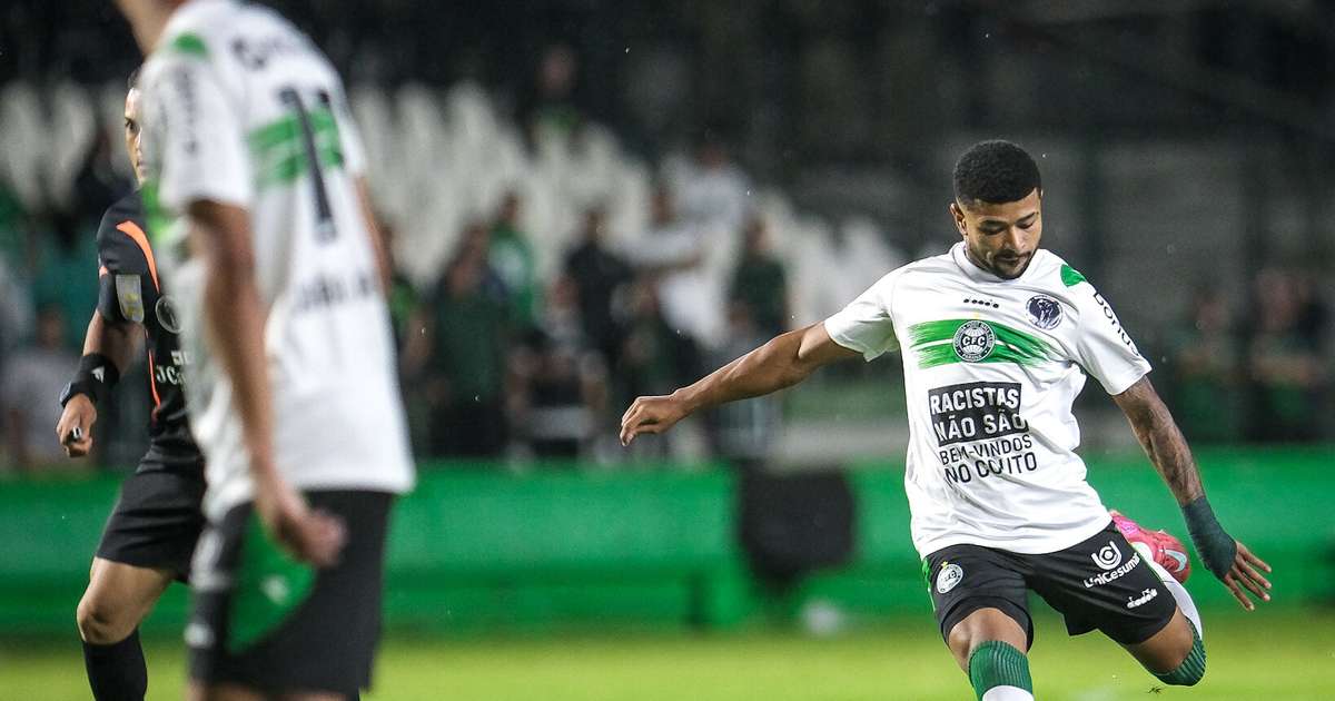 Cruzeiro demonstra interesse em atacante do Coritiba no mercado de transferências