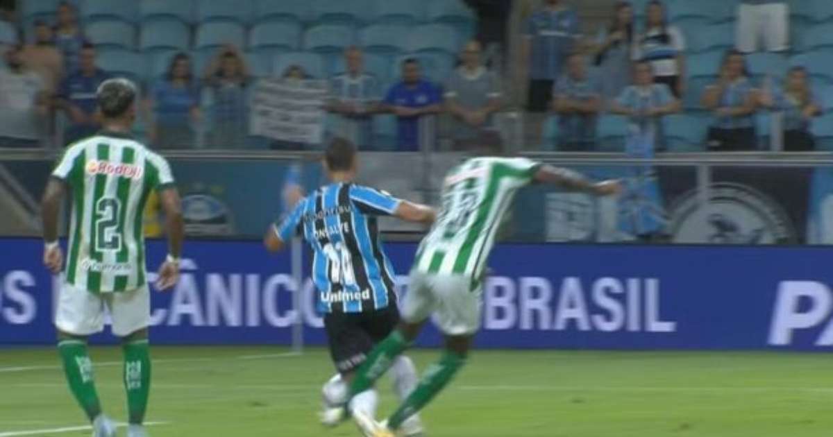 Grêmio pressiona árbitro após jogo contra Juventude: alegações de interferência injusta.