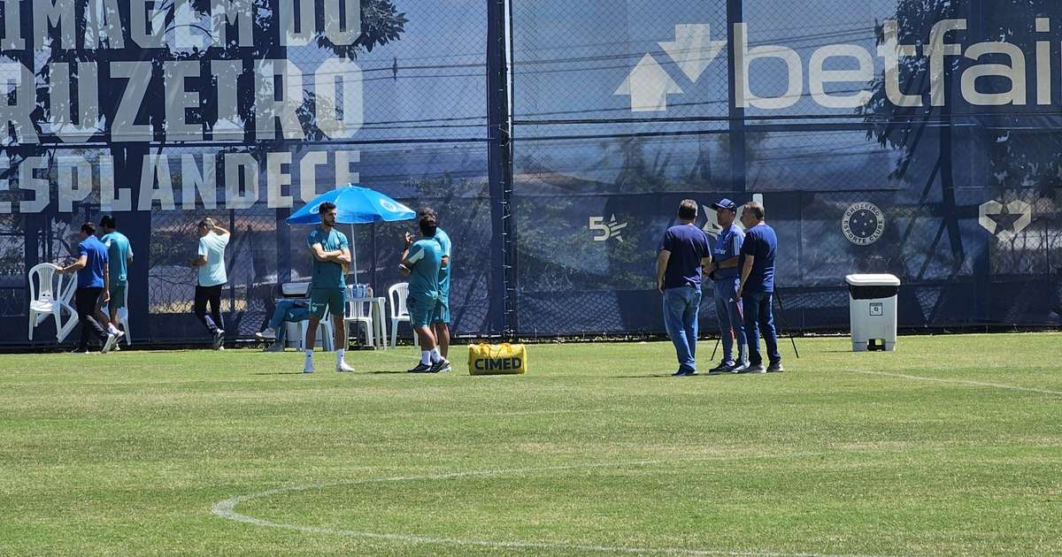 Cruzeiro intensifica treinamentos visando estreia no Brasileirão com acompanhamento da diretoria.
