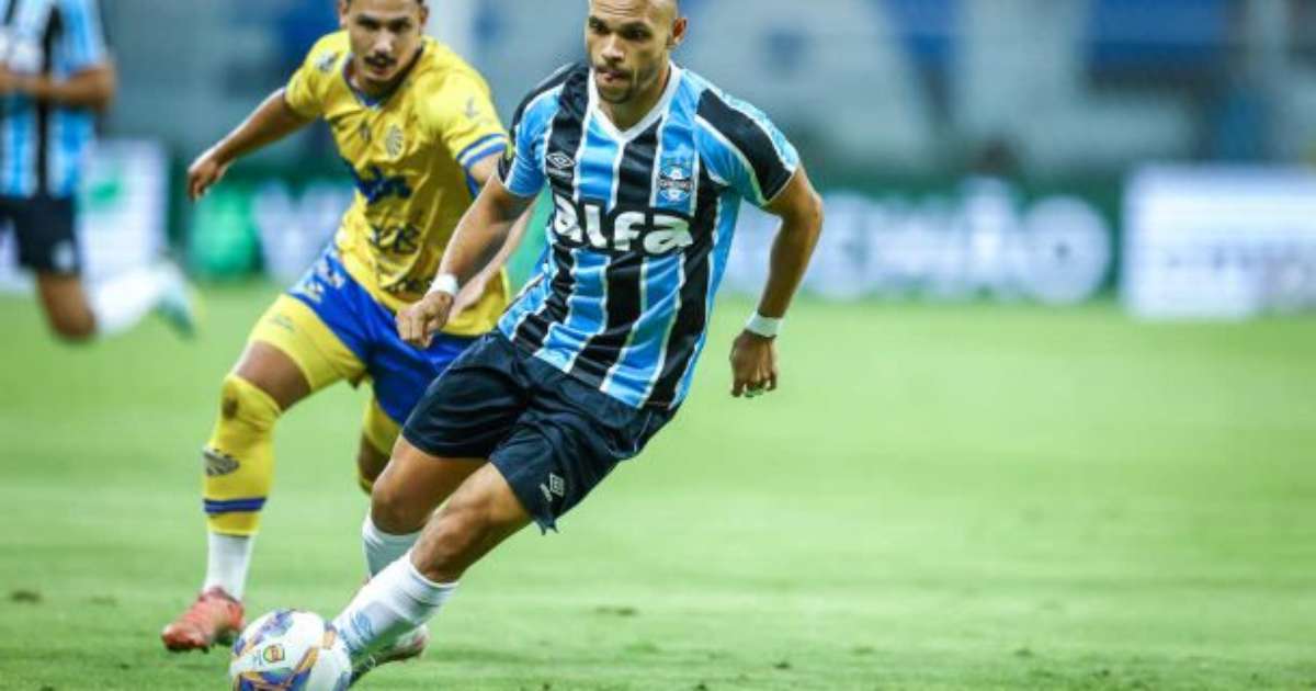 Grêmio monitora condição física de Braithwaite após lesão em treino.