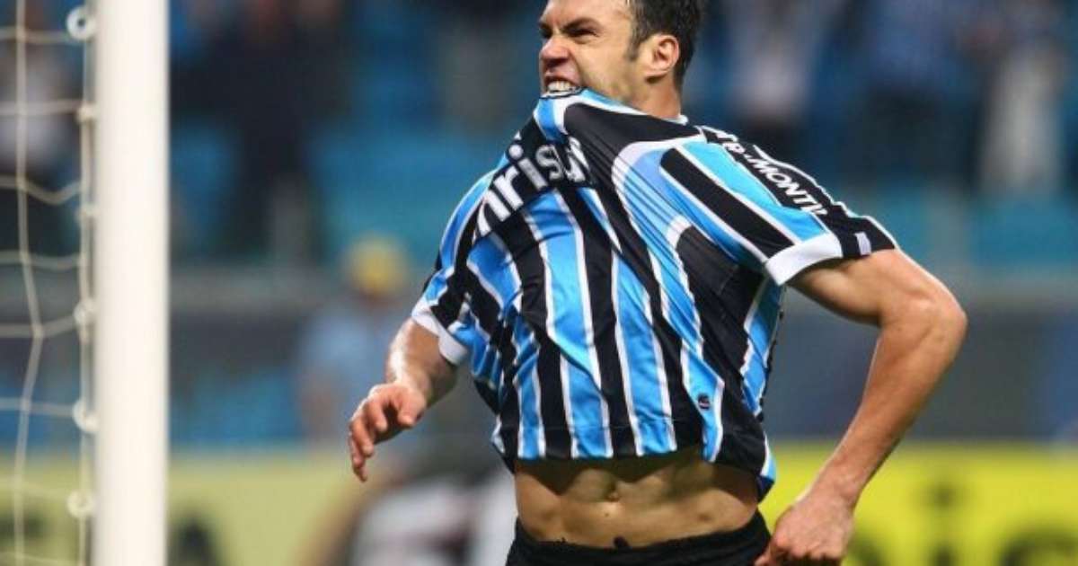 Ex-atacante lamenta impacto das festas em desempenho no Grêmio.