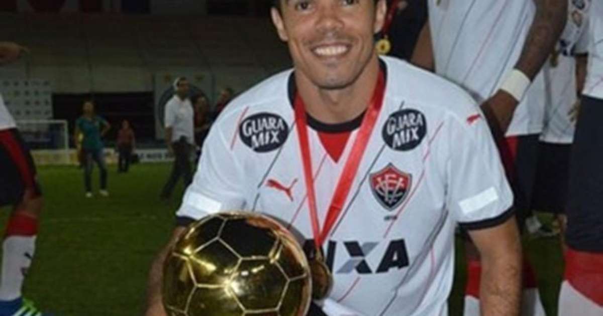 Ex-jogador Leandro Domingues falece aos 40 anos: homenagem ao seu legado no futebol.
