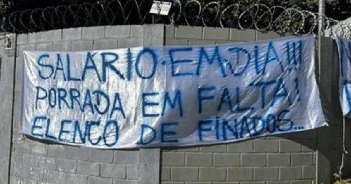 MAIS PRESSÃO! Organizadas do Cruzeiro protestam em frente a Toca da Raposa