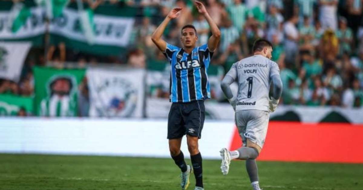 Recuperação de Gustavo Martins após lesão no joelho segue em progresso.