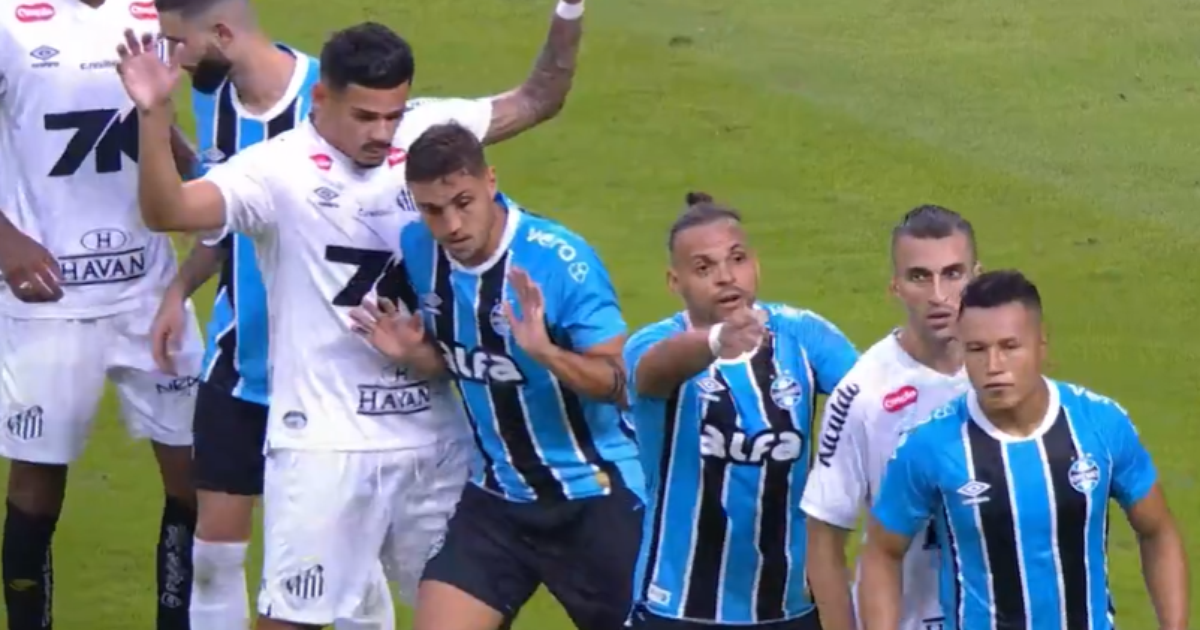Logotipo da Patrocinadora Descola de Camisas Durante Partida do Grêmio