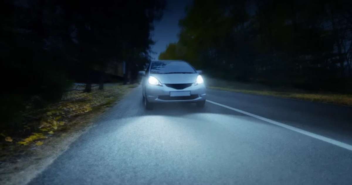 PL quer liberar farol de LED em carros antigos e mudar regras do Contran