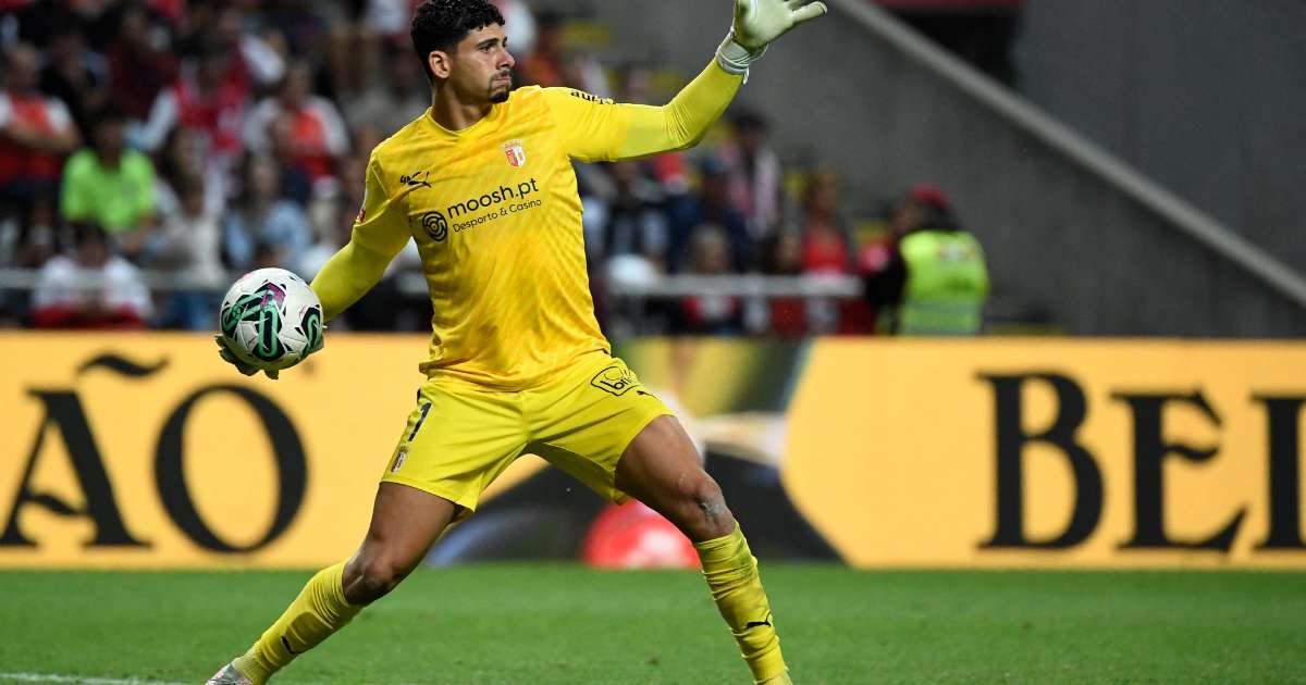 Grêmio busca goleiro experiente para reforçar equipe no mercado de transferências.