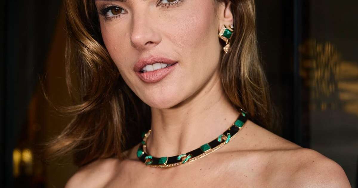 Alessandra Ambrosio usa pretinho de quase 40 anos em Cannes