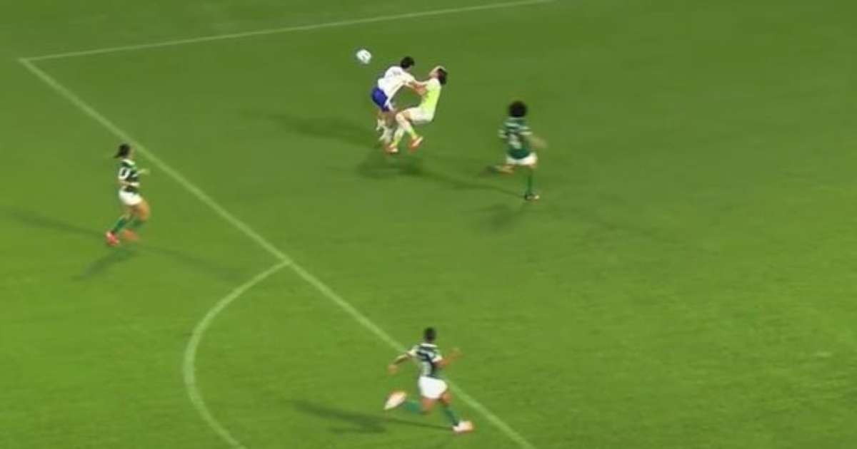 Goleira do Palmeiras é retirada de campo em jogo contra o Cruzeiro.