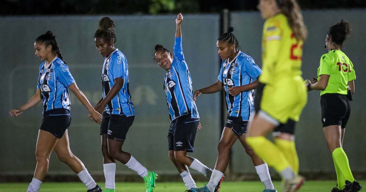 Grêmio goleia Instituto 3B e se aproxima do G8 no Brasileirão Feminino.