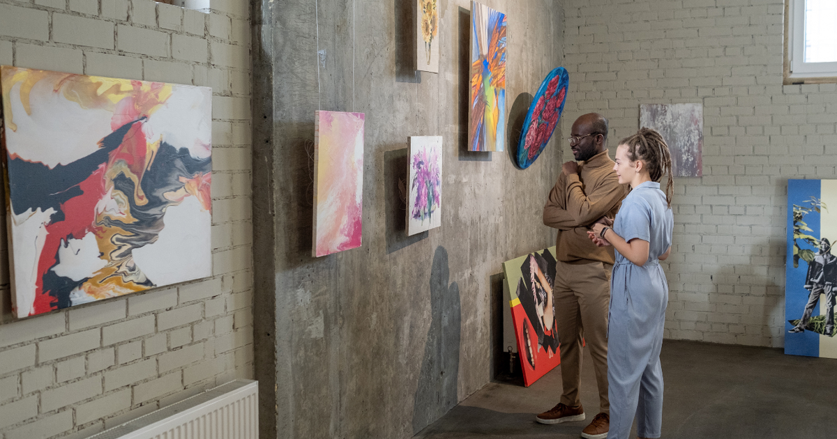 Bienal do lixo em são paulo: exposição cria arte com chinelos descartados nas praias