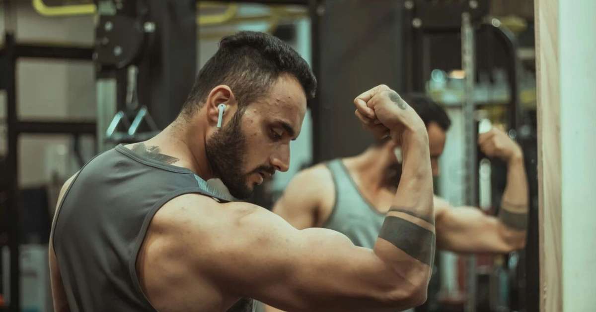 Aumente sua massa muscular com estes 11 exercícios usando apenas um haltere