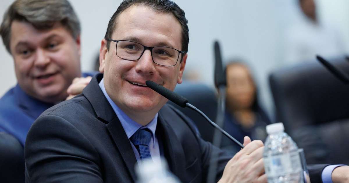 Frente Parlamentar fará relatório para alertar Tarcísio sobre crime digital nas escolas