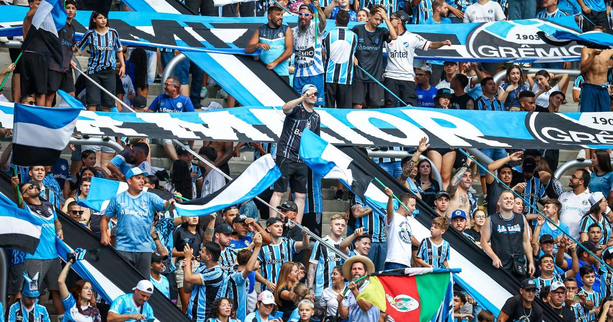 Torcedores premiados com ingressos para jogo contra o Corinthians no Grêmio.