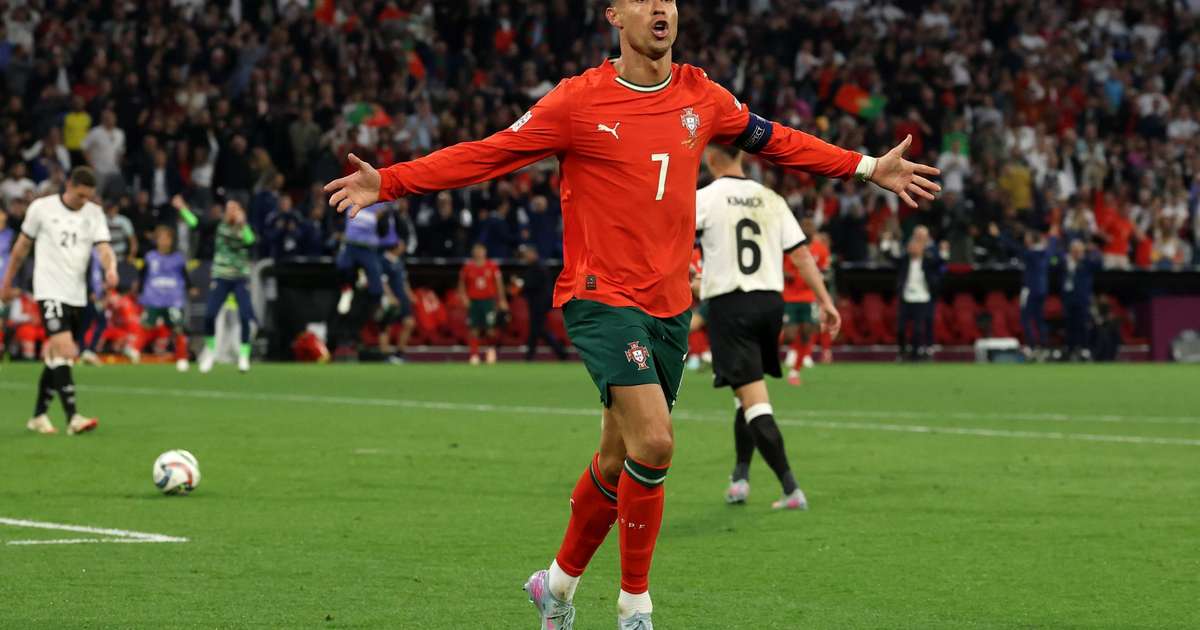 Cristiano Ronaldo comemorando segundo gol de Portugal contra a Alemanha