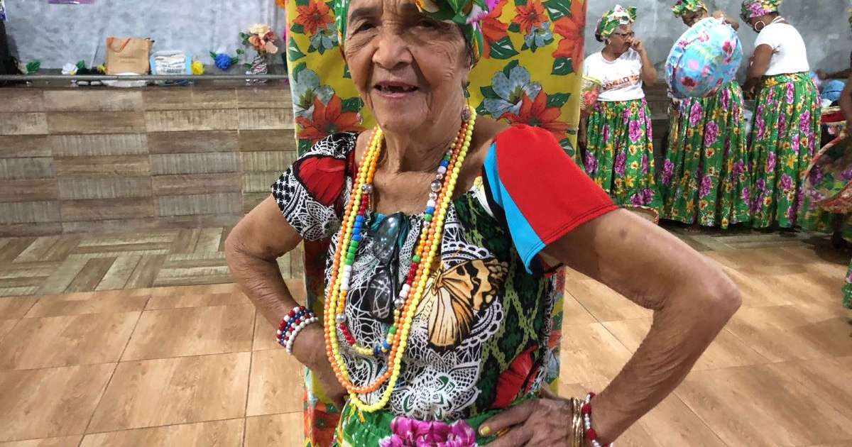 Aos 92 anos, dona Valquíria puxa o arrastão da maior festa junina da periferia de Salvador