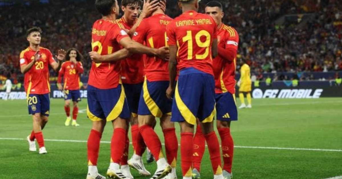 Jogadores da Espanha comemoram um gol