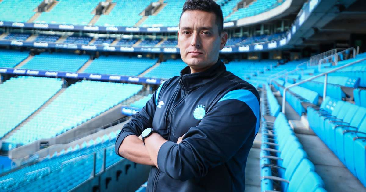 Grêmio apresenta Cyro Leães como comandante das Mosqueteiras em novo desafio.