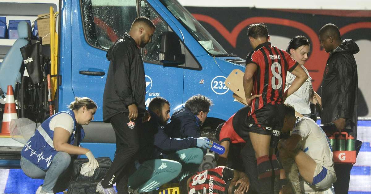 Lateral do Vitória é retirado de campo de ambulância em jogo contundente.