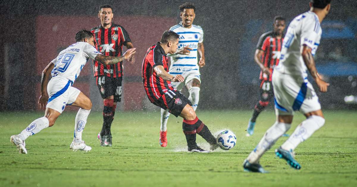 Vitória empata com o Cruzeiro em Salvador sob forte chuva; avaliação dos jogadores.